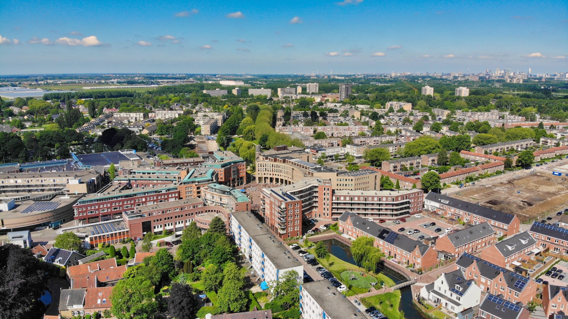 Shutterstock 2110925507